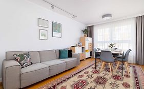 Przytulny i Przestronny Apartament w Krakowie z Parkingiem Biurkiem i 2 Balkonami by Noclegi Renters